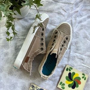 Blowfish Malibu Women's Play Canvas Sneaker Size 8